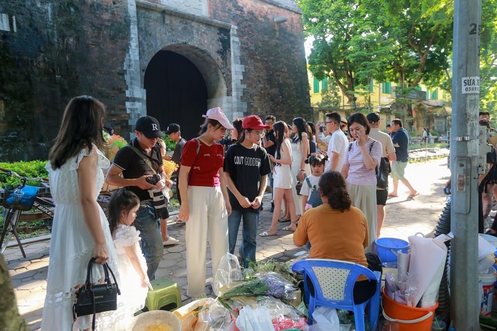 Chớm thu, con phố lãng mạn nhất Hà Nội lại cảnh 1 mét vuông 10 nàng thơ-4