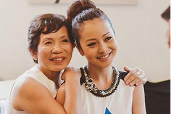 Diện mạo trẻ đẹp ở tuổi U70 của mẹ chồng Hoa hậu Jennifer Phạm-3