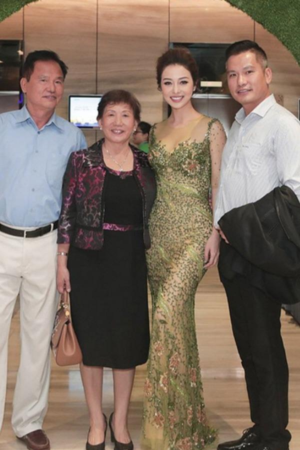 Diện mạo trẻ đẹp ở tuổi U70 của mẹ chồng Hoa hậu Jennifer Phạm-4