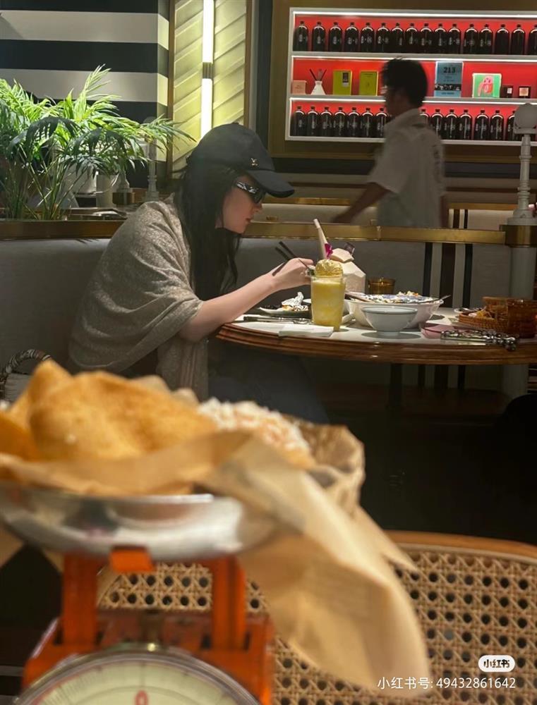 Bắt gặp Lưu Diệc Phi ăn ngoài phố, dáng vẻ và phong thái ở tuổi 36 gây chú ý-1