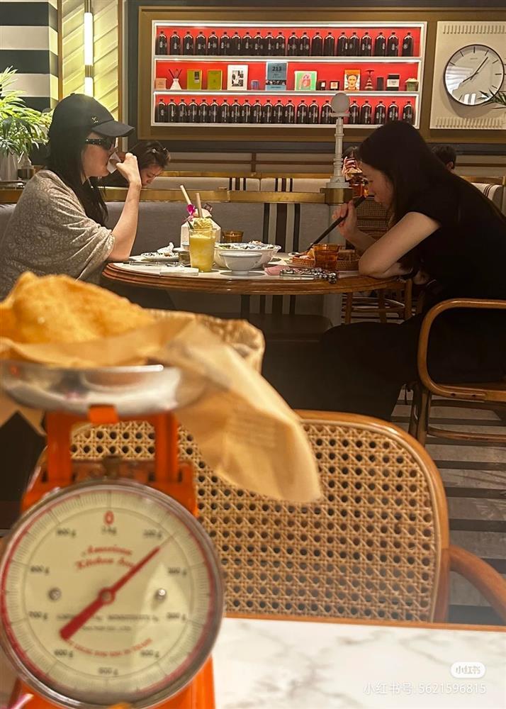 Bắt gặp Lưu Diệc Phi ăn ngoài phố, dáng vẻ và phong thái ở tuổi 36 gây chú ý-2