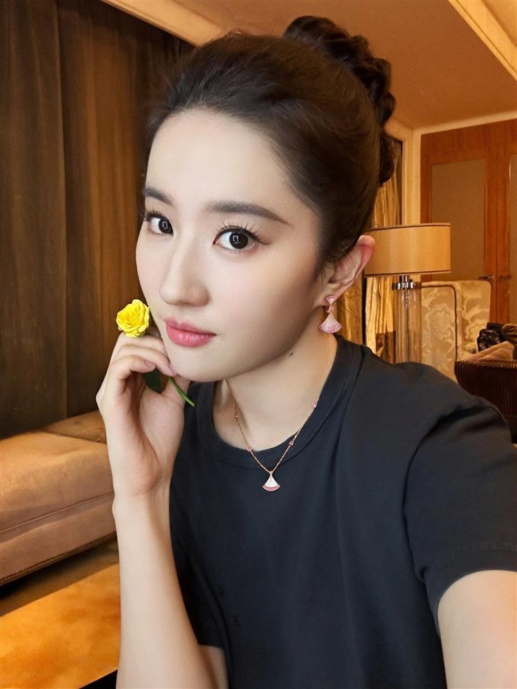 Bắt gặp Lưu Diệc Phi ăn ngoài phố, dáng vẻ và phong thái ở tuổi 36 gây chú ý-4