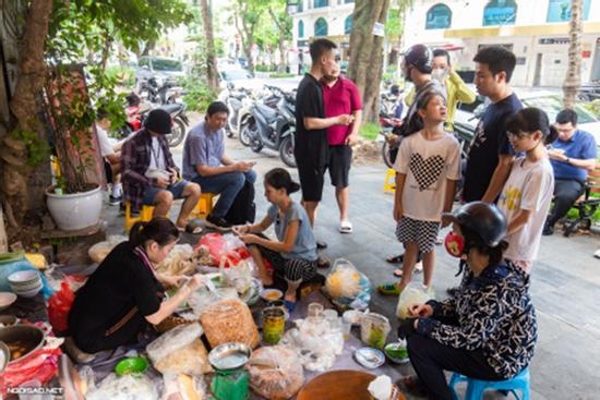 Quán xôi Hà Nội 30 năm đông kín, khách mua vài chục gói 'đi máy bay' tặng bạn bè