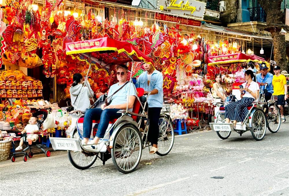 Người Hà Nội lên đồ đi chơi Trung thu sớm trên phố Hàng Mã-1