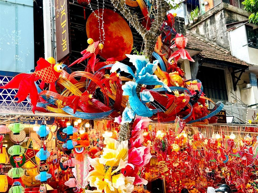 Người Hà Nội lên đồ đi chơi Trung thu sớm trên phố Hàng Mã-3
