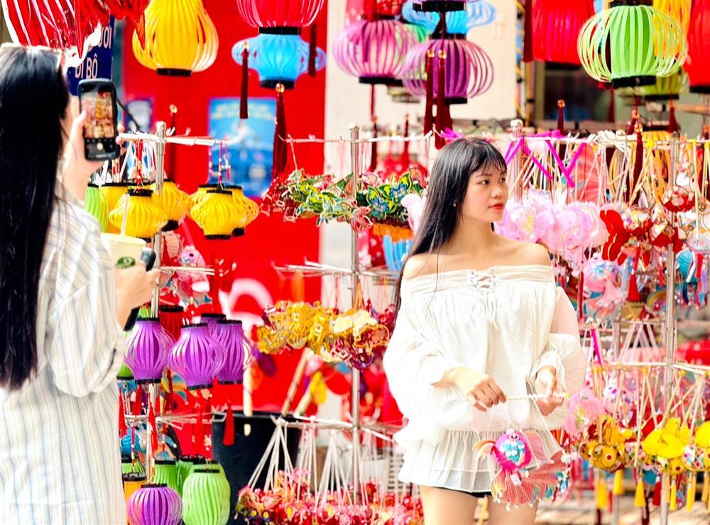 Người Hà Nội lên đồ đi chơi Trung thu sớm trên phố Hàng Mã-15