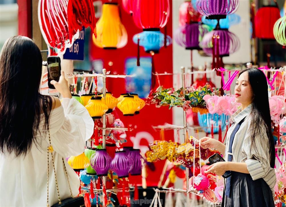 Người Hà Nội lên đồ đi chơi Trung thu sớm trên phố Hàng Mã-16