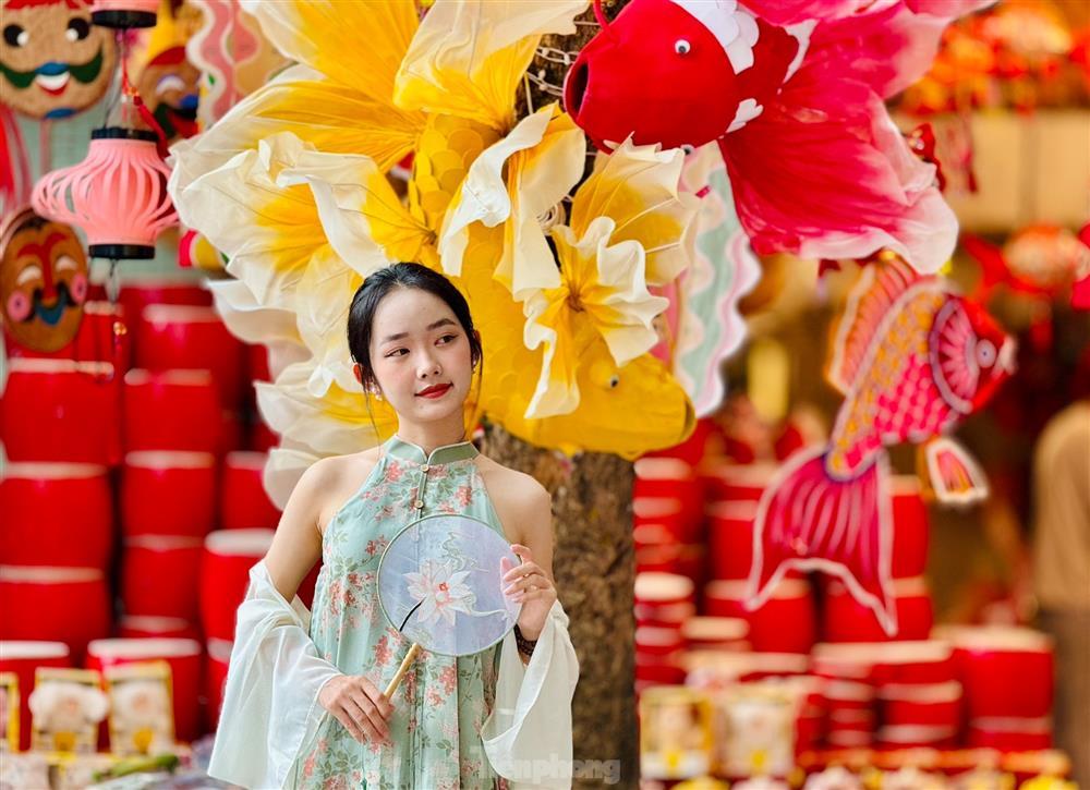 Người Hà Nội lên đồ đi chơi Trung thu sớm trên phố Hàng Mã-17