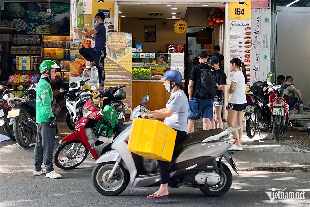 Chủ tiệm bánh mì ở Nha Trang bất ngờ với xét nghiệm thuốc trừ sâu trong rau-1