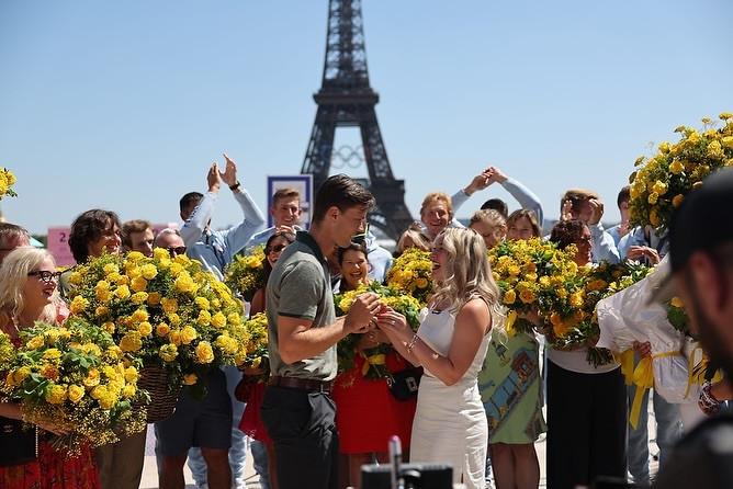 Nhà vô địch Olympic cầu hôn bạn gái ở Paris bằng 2.738 bông hồng-4