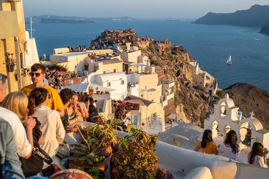 Điều gì khiến đảo Santorini đẹp mê hoặc trở nên xấu xí?