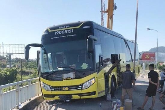 Xe khách nổ lốp trên cầu Bến Thủy 1, suýt rơi xuống sông Lam