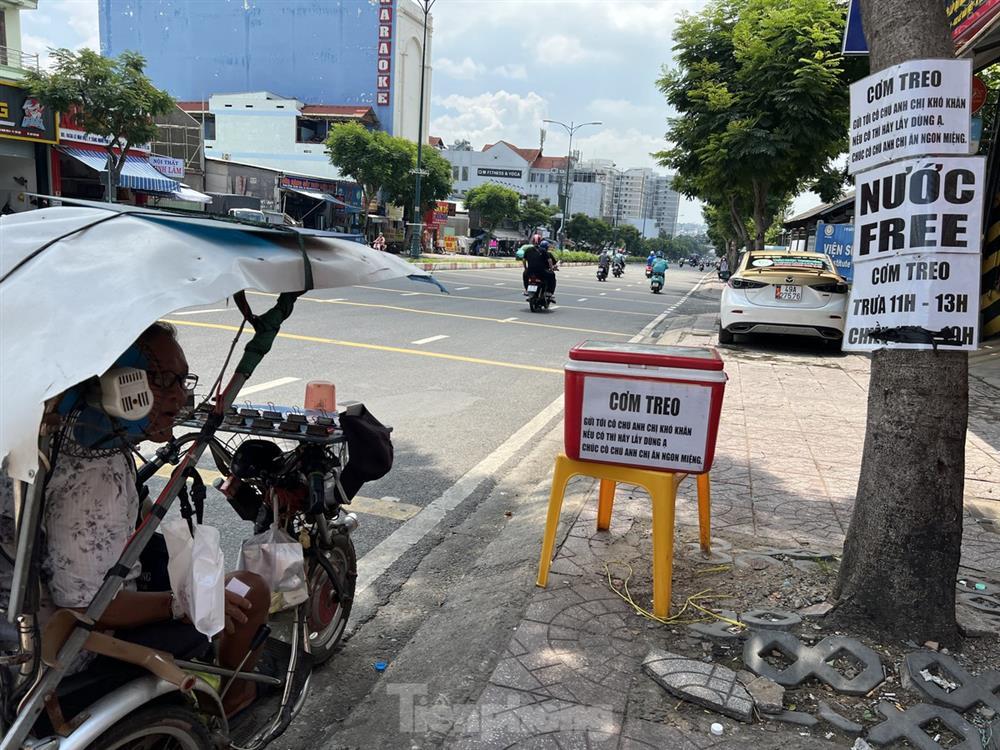 Cơm treo xúc động ở TPHCM-1