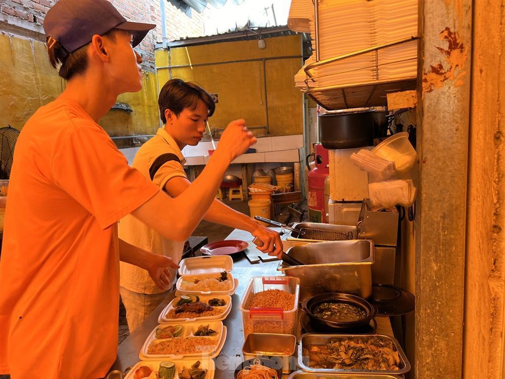 Cơm treo xúc động ở TPHCM-4