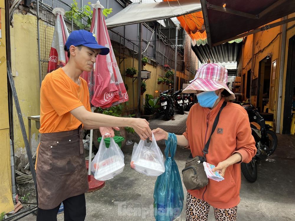 Cơm treo xúc động ở TPHCM