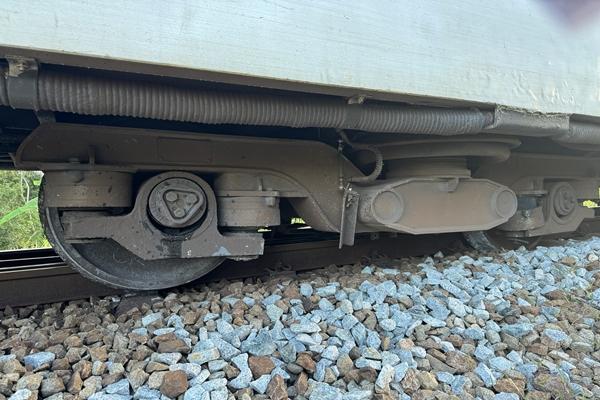 Tàu SE2 trật bánh khỏi đường ray, hàng trăm hành khách may mắn thoát nạn-1