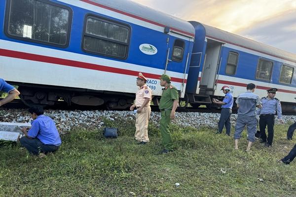 Tàu SE2 trật bánh khỏi đường ray, hàng trăm hành khách may mắn thoát nạn-3