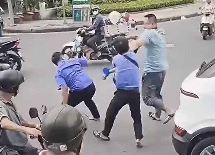 Đình chỉ tài xế và tiếp viên xe buýt ở TPHCM đánh nhau với người đi đường