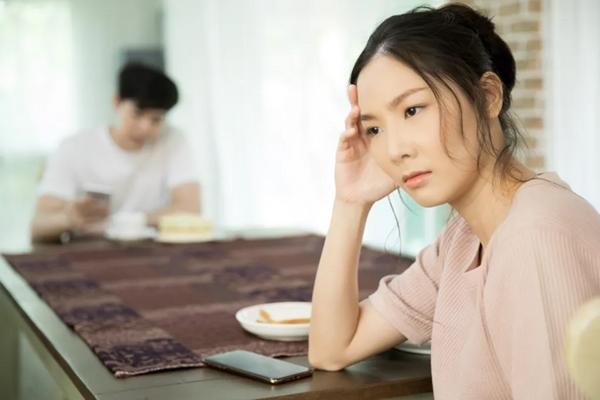 Vợ tính phí mỗi lần nói chuyện hoặc chăn gối, chồng im lặng 2 năm rồi ly hôn-1