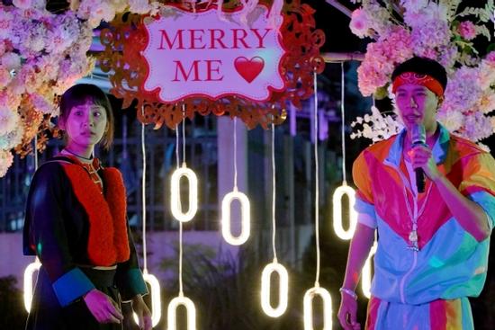 Màn cầu hôn hot girl cầu kỳ nhưng sai chính tả của con trai Vân Dung gây sốt