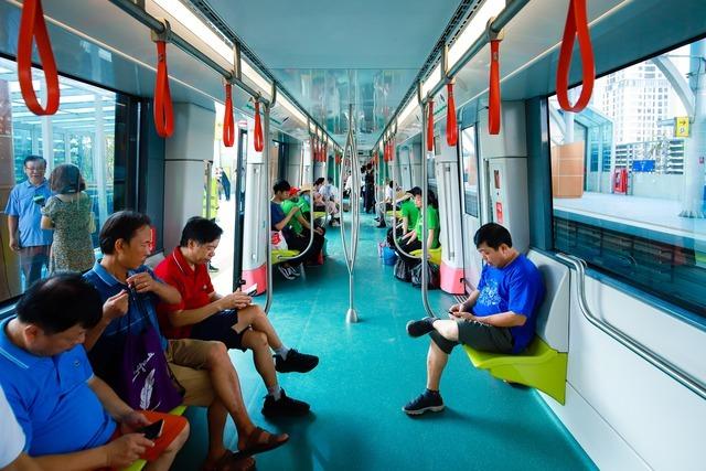 VIDEO: Người dân hào hứng trải nghiệm Metro Nhổn - ga Hà Nội sau 15 năm chờ đợi-8