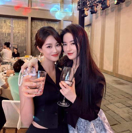 Lưu Diệc Phi tự tin đọ sắc với nữ diễn viên nhỏ hơn 3 tuổi khiến dân tình ngỡ ngàng-2