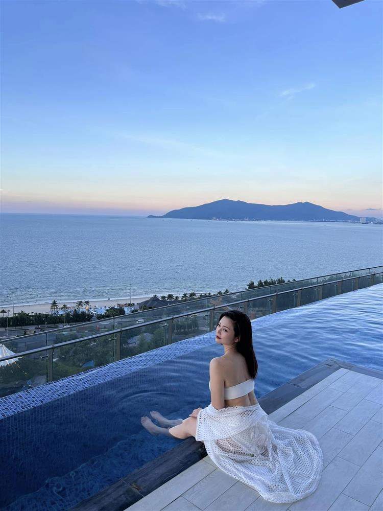 Nữ diễn viên Phía Trước Là Bầu Trời gây bất ngờ khi diện bikini táo bạo-2