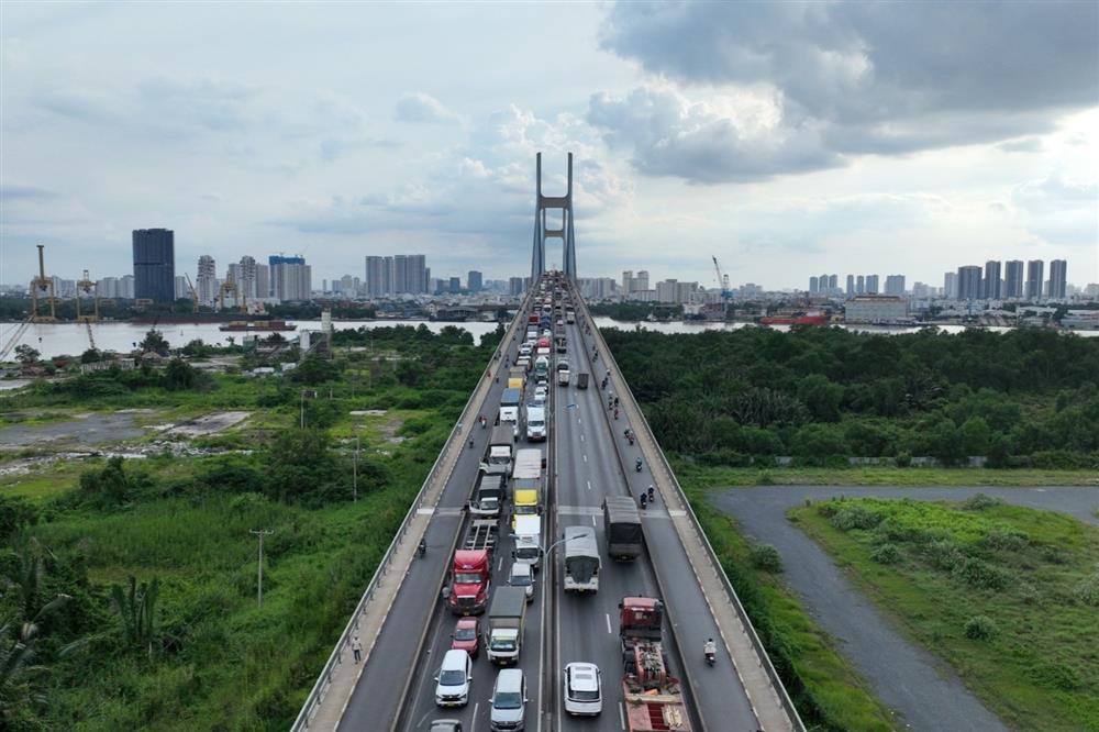 Khoảnh khắc xe tải tông liên hoàn 7 ô tô rồi bốc cháy ở dốc cầu Phú Mỹ