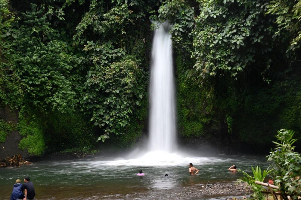 Đang chụp ảnh tự sướng cùng bạn gái, người đàn ông ngã xuống chân thác tử vong-2