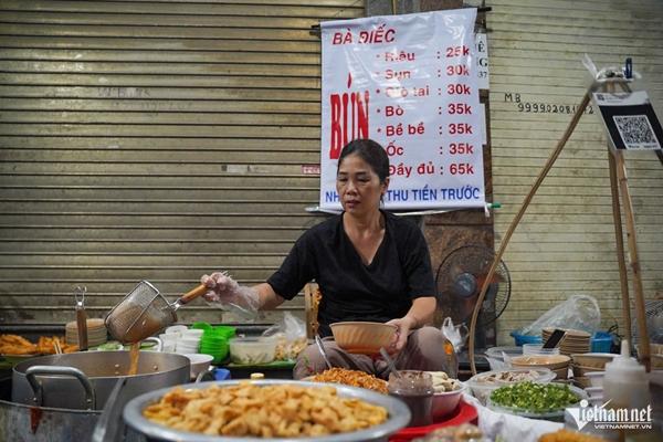 Bún riêu vỉa hè tên kém sang ở Hà Nội, đêm nào cũng bán vài trăm bát-1