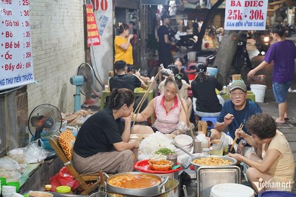 Bún riêu vỉa hè tên kém sang ở Hà Nội, đêm nào cũng bán vài trăm bát-2