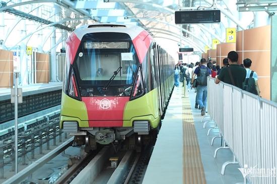 Hơn 35 nghìn hành khách trải nghiệm metro Nhổn - ga Hà Nội ngày đầu tiên