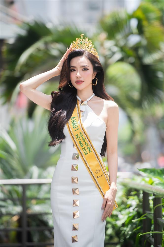 Á hậu Miss Grand Vietnam Hạnh Nguyên: Mẹ là giáo viên tiểu học, cha dạy ĐH Đồng Tháp-1