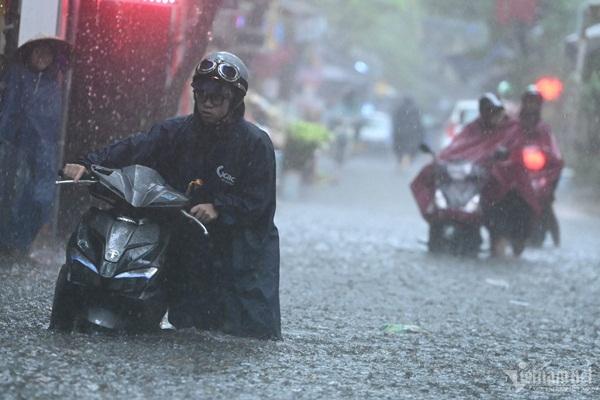 Giữa đêm Hà Nội ngập úng, lượng mưa đến 138mm-3