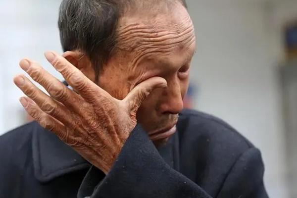 Ông bố trở về sau 27 năm làm lao công nơi xứ người để nuôi con thành tài-2