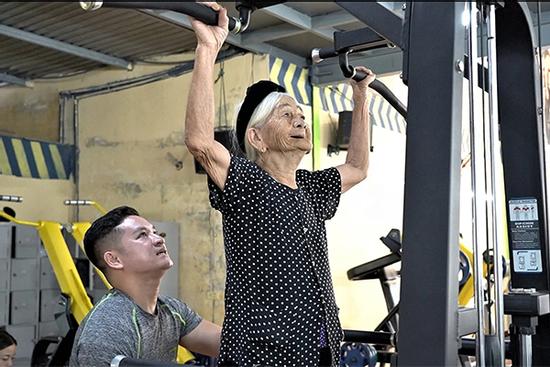 Gặp bà cụ 96 tuổi thích tập gym, ăn bánh tráng trộn ở Hà Tĩnh