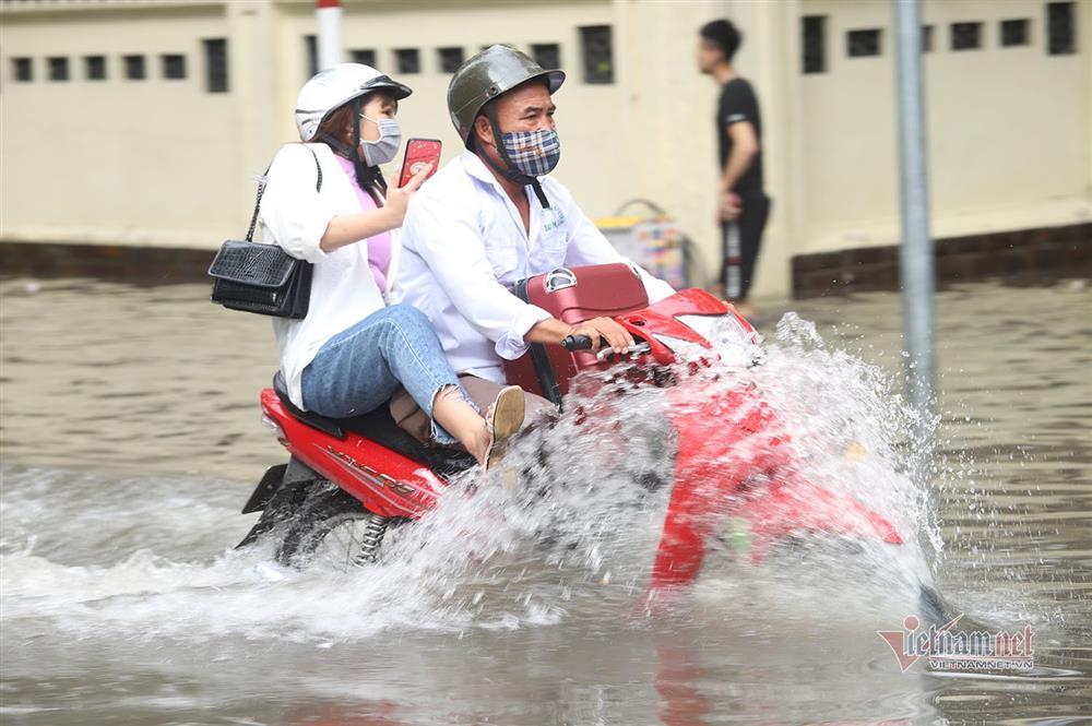 Dự báo thời tiết 12/8/2024: Bắc Bộ mưa lớn kéo dài, nguy cơ sạt lở đất-1