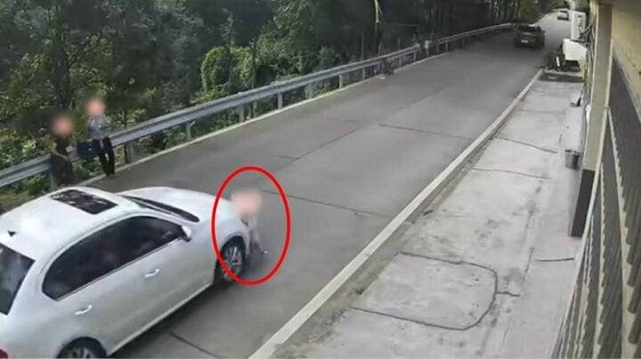 Bắt con trai 2 tuổi học băng qua đường một mình, cha mẹ hối hận cả đời-1