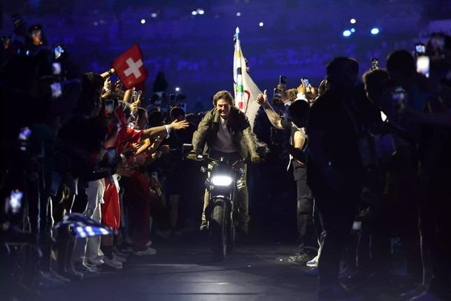 Tom Cruise nhảy từ nóc nhà cao 42 m xuống lễ bế mạc Olympic Paris-2