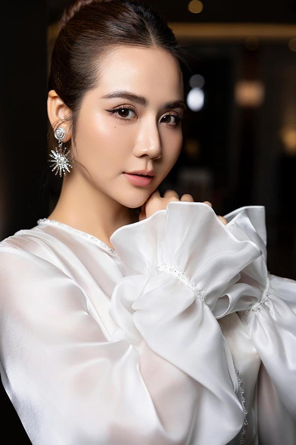 Huyền Lizzie sở hữu làn da trẻ trung ở tuổi 34 nhờ cách đáng tham khảo