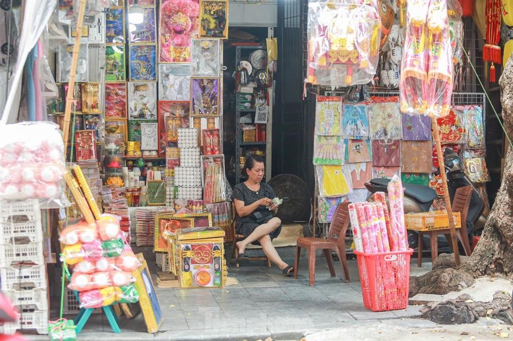 Bày la liệt nhà lầu, ô tô, hàng hiệu, phố vàng mã vẫn ế khách sát ngày rằm tháng 7-11