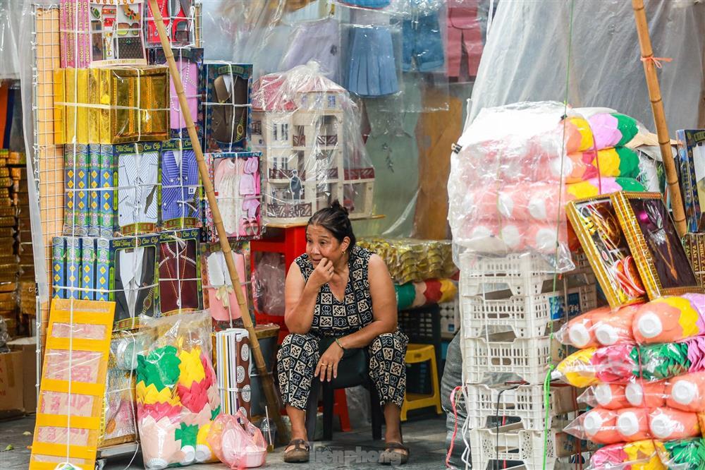 Bày la liệt nhà lầu, ô tô, hàng hiệu, phố vàng mã vẫn ế khách sát ngày rằm tháng 7-3