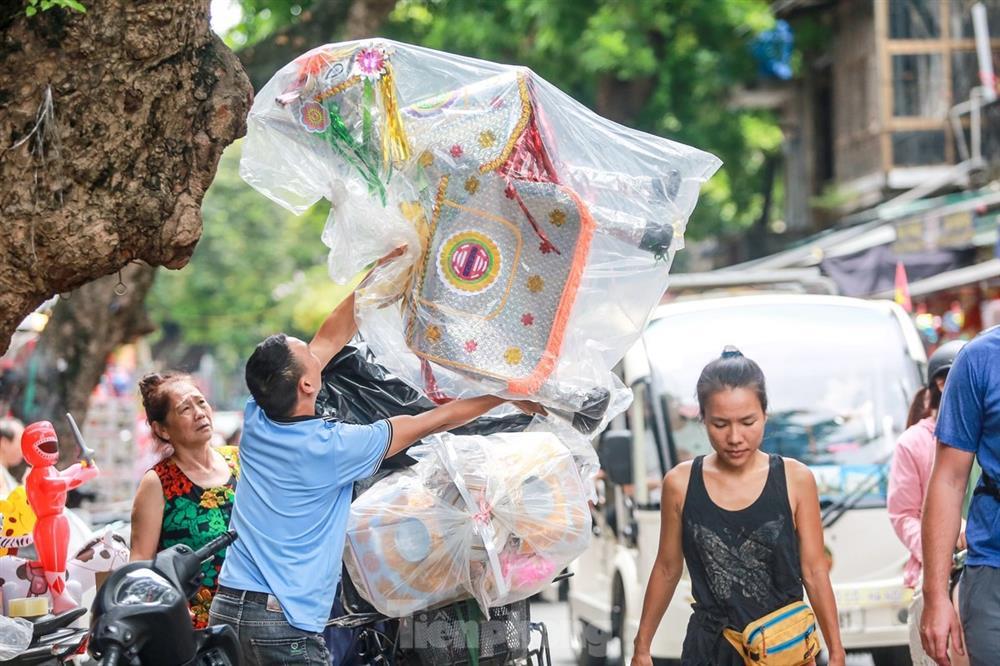 Bày la liệt nhà lầu, ô tô, hàng hiệu, phố vàng mã vẫn ế khách sát ngày rằm tháng 7-4