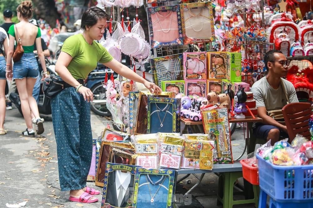 Bày la liệt nhà lầu, ô tô, hàng hiệu, phố vàng mã vẫn ế khách sát ngày rằm tháng 7-5