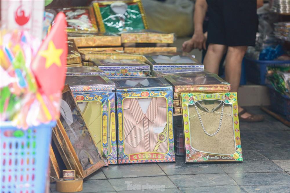 Bày la liệt nhà lầu, ô tô, hàng hiệu, phố vàng mã vẫn ế khách sát ngày rằm tháng 7-10