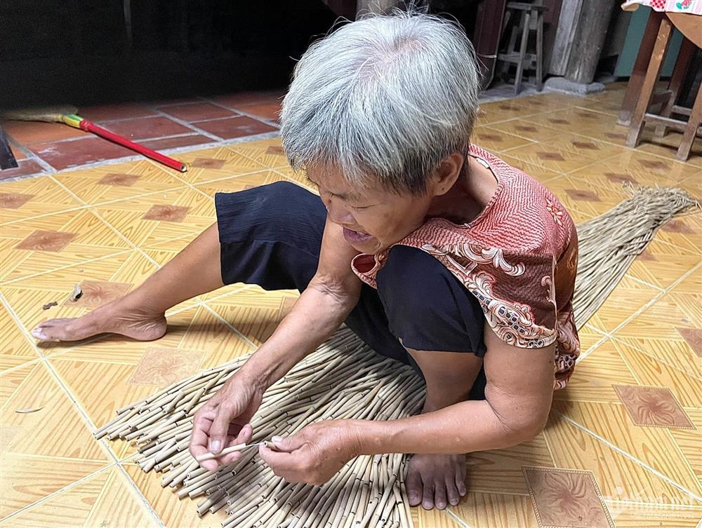 Hai chị em mải mưu sinh quên lấy chồng, U80 xâu mành trúc mong cơm có thịt-2