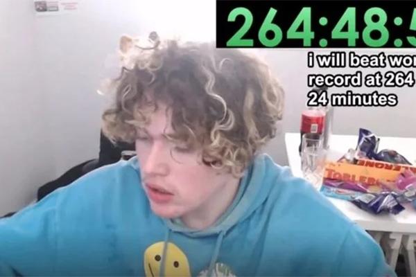 Điều gì xảy ra với Youtuber thực hiện thử thách không ngồi suốt 1 tuần?-5