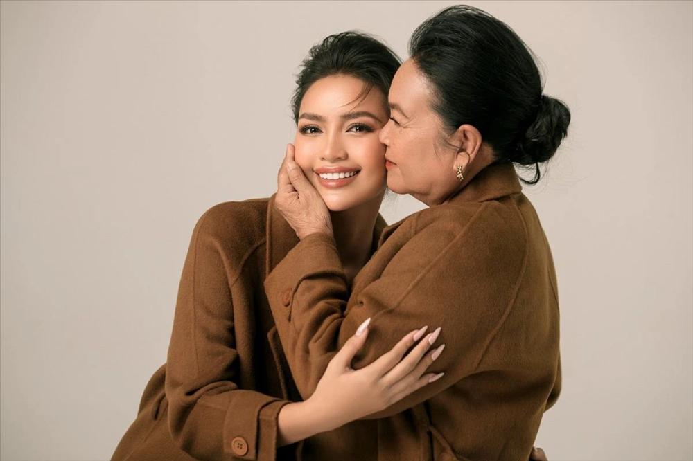 Nghẹn lòng: Hoa hậu Ngọc Châu mồ côi cha khi mới 5 tuổi, nay chịu thêm nỗi đau mất mẹ-1