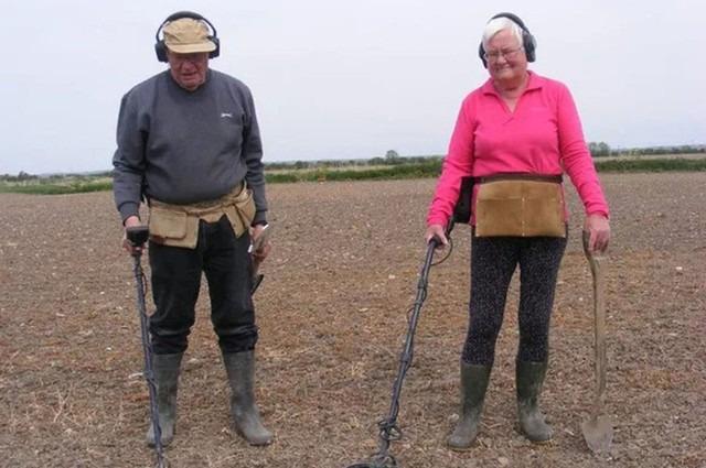 Dò kim loại, 2 người tìm thấy kho báu tiền vàng 467 triệu đồng-1