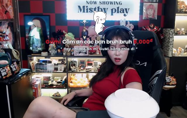 MisThy kéo váy cao nhạy cảm đến bất thường trên stream, fan nhìn mà thấy xót xa-2